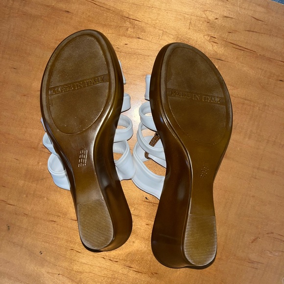 White/Tan Wedged Sandals Size 9.5 - Picture 5 of 5